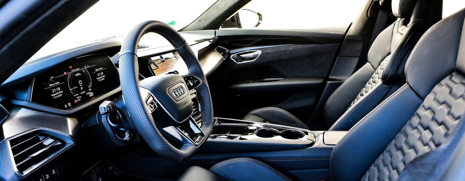 Detalhes do volante, banco e interior do Audi RS e-tron GT