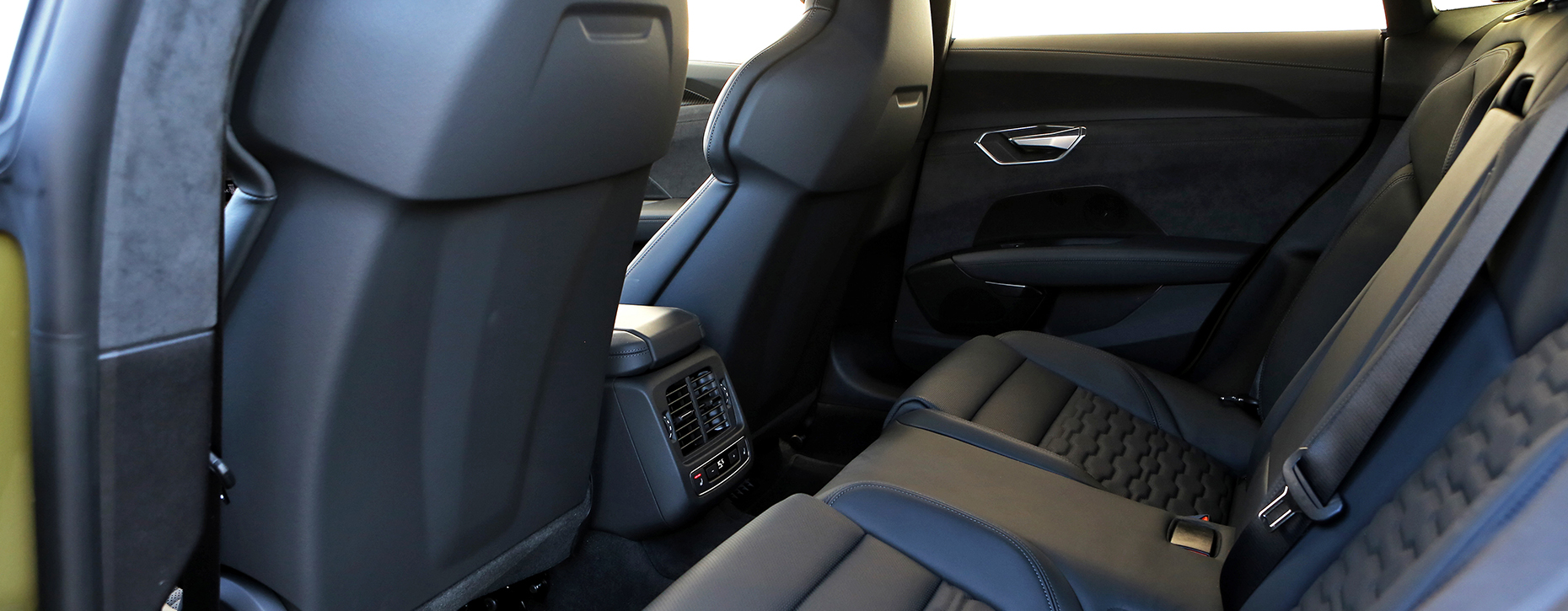 Detalhes do banco traseiro do Audi RS e-tron GT