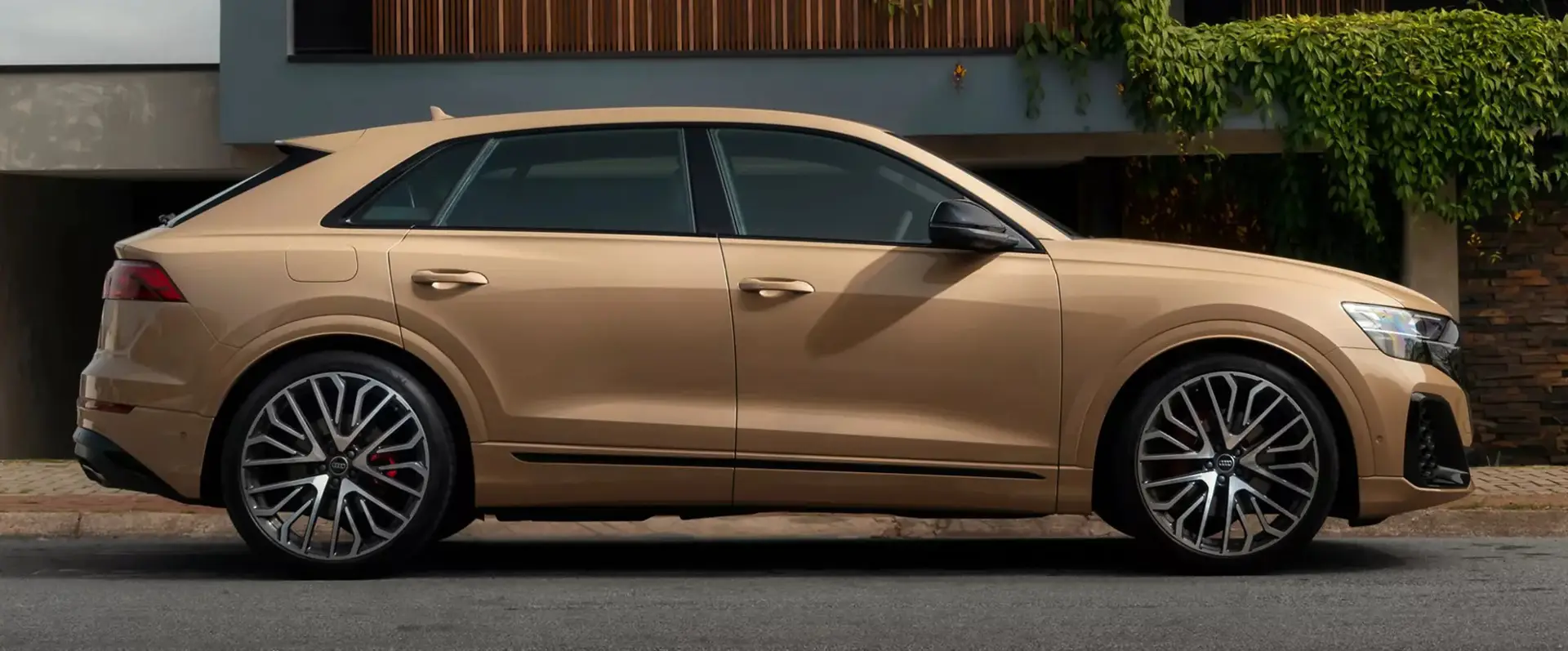 Vista lateral do Audi Q8 SUV