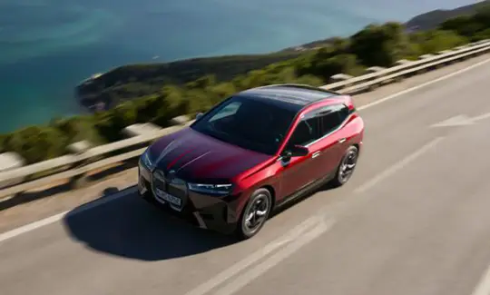 O BMW iX TRAZ UMA EXPERIÊNCIA DE MOBILIDADE NOVA E ABRANGENTE.