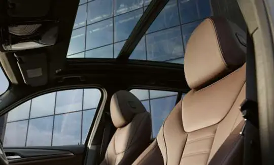 Teto solar panorâmico.