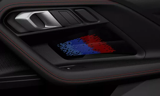 Frisos internos da série M iluminados.