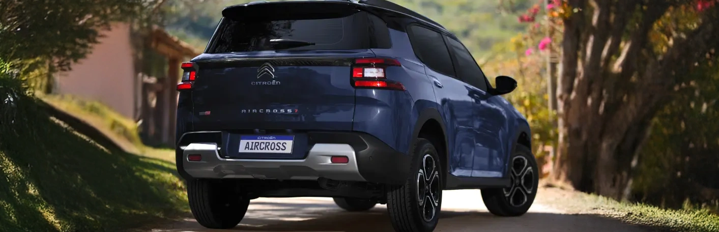 CÂMERA DE RÉ E SENSORES DE ESTACIONAMENTO