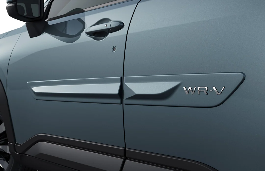 Friso de portas com logo cromado