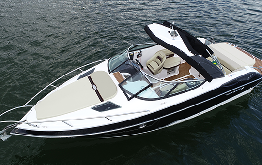 Amplo solarium de popa