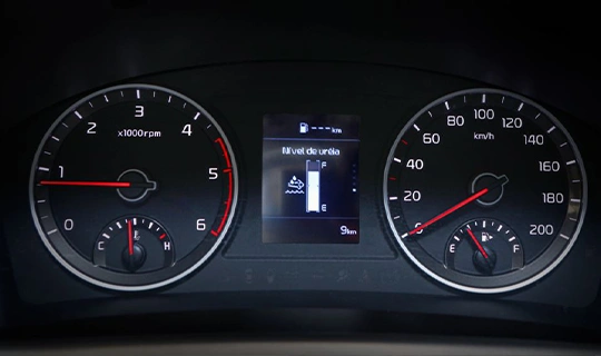 Painel com computador de bordo e indicação do nível de ureia