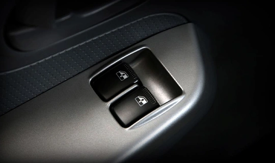 Vidros com comando elétrico nas portas