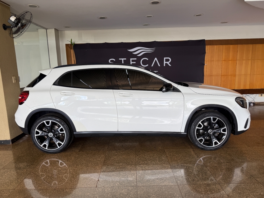 Mercedes-Benz-GLA 200-1.6 CGI FLEX NIGHT 7G-DCT