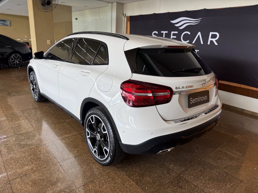 Mercedes-Benz-GLA 200-1.6 CGI FLEX NIGHT 7G-DCT