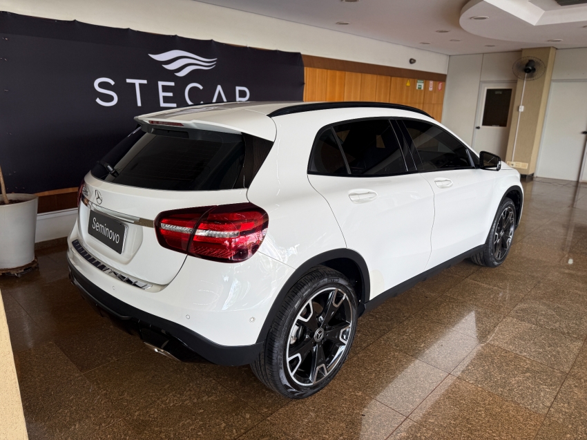 Mercedes-Benz-GLA 200-1.6 CGI FLEX NIGHT 7G-DCT