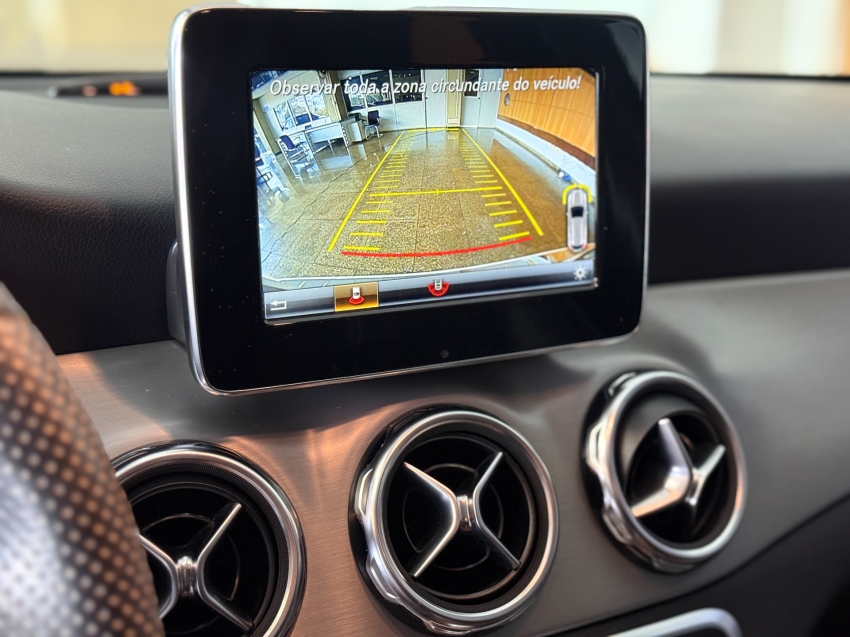 Mercedes-Benz-GLA 200-1.6 CGI FLEX NIGHT 7G-DCT