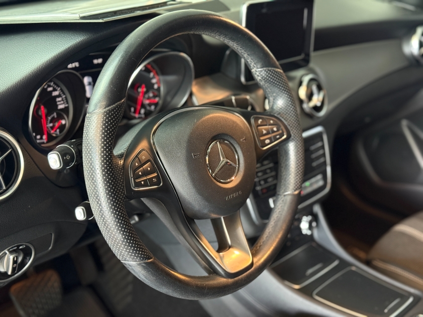 Mercedes-Benz-GLA 200-1.6 CGI FLEX NIGHT 7G-DCT