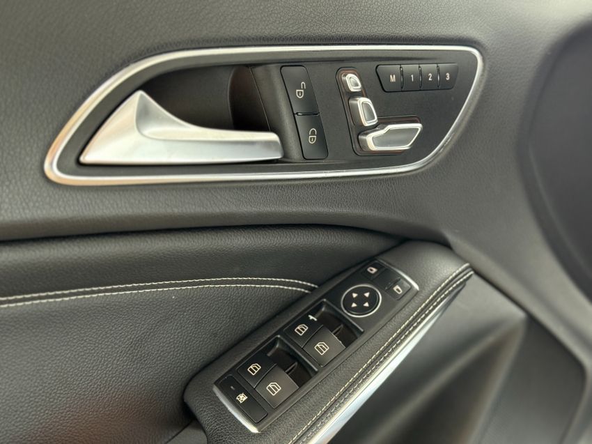 Mercedes-Benz-GLA 200-1.6 CGI FLEX NIGHT 7G-DCT