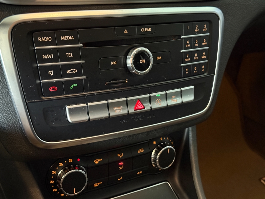 Mercedes-Benz-GLA 200-1.6 CGI FLEX NIGHT 7G-DCT