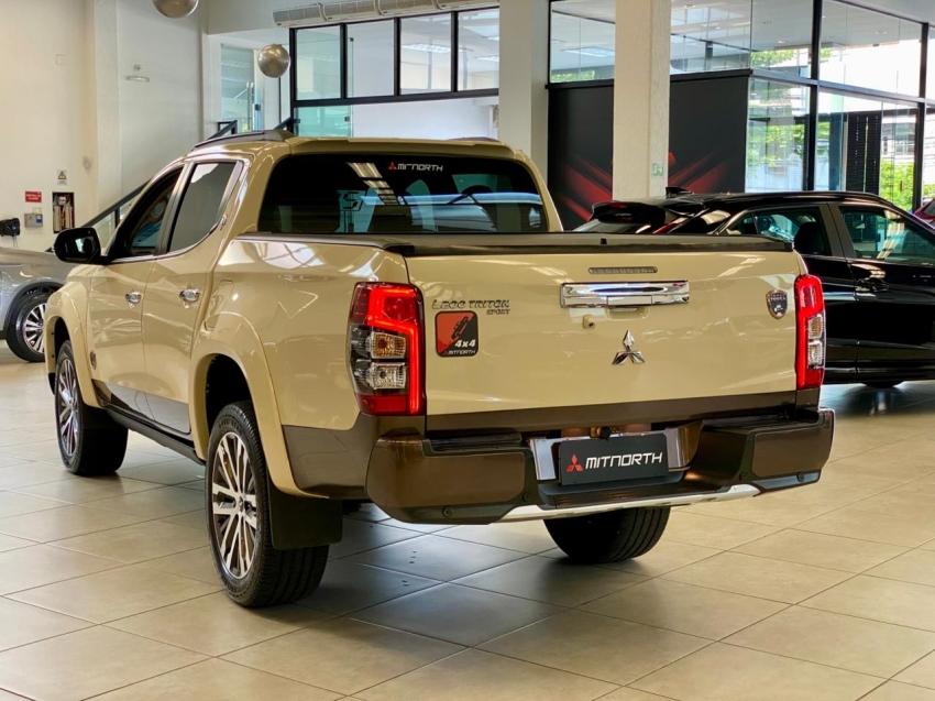 Mitsubishi-L200 TRITON-2.4 16V TURBO DIESEL SPORT HPE-S TERRA CD 4P 4X4 AUTOMÁTICO