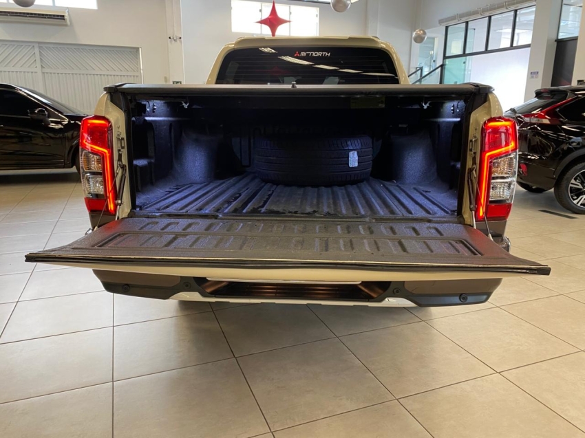 Mitsubishi-L200 TRITON-2.4 16V TURBO DIESEL SPORT HPE-S TERRA CD 4P 4X4 AUTOMÁTICO