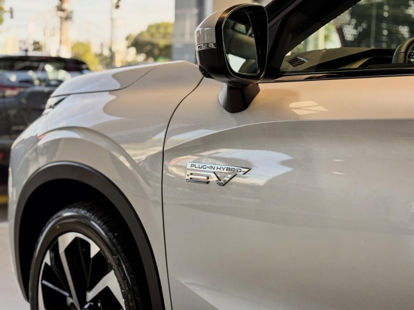 Mitsubishi-OUTLANDER-2.4 PHEV HPE-S S-AWC DHT