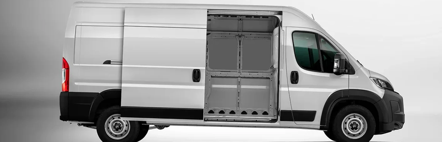 Ampla abertura da porta lateral