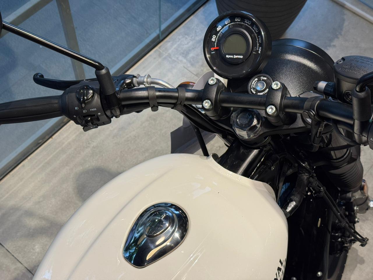 Royal Enfield-Hunter 350-HUNTER 350 DAPPER WHITE