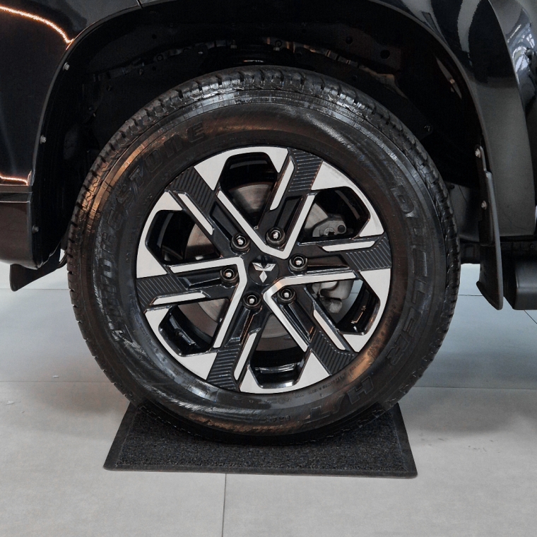 Mitsubishi-L200 TRITON-2.4 16V TURBO DIESEL SPORT HPE-S CD 4P 4X4 AUTOMÁTICO