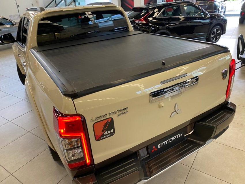 Mitsubishi-L200 TRITON-2.4 16V TURBO DIESEL SPORT HPE-S TERRA CD 4P 4X4 AUTOMÁTICO