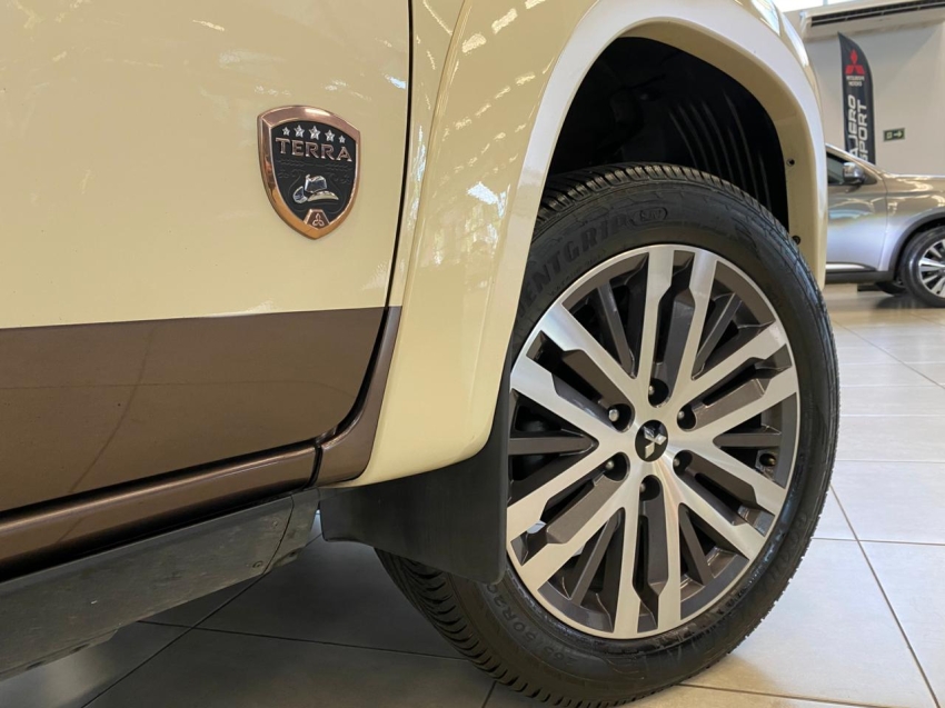 Mitsubishi-L200 TRITON-2.4 16V TURBO DIESEL SPORT HPE-S TERRA CD 4P 4X4 AUTOMÁTICO