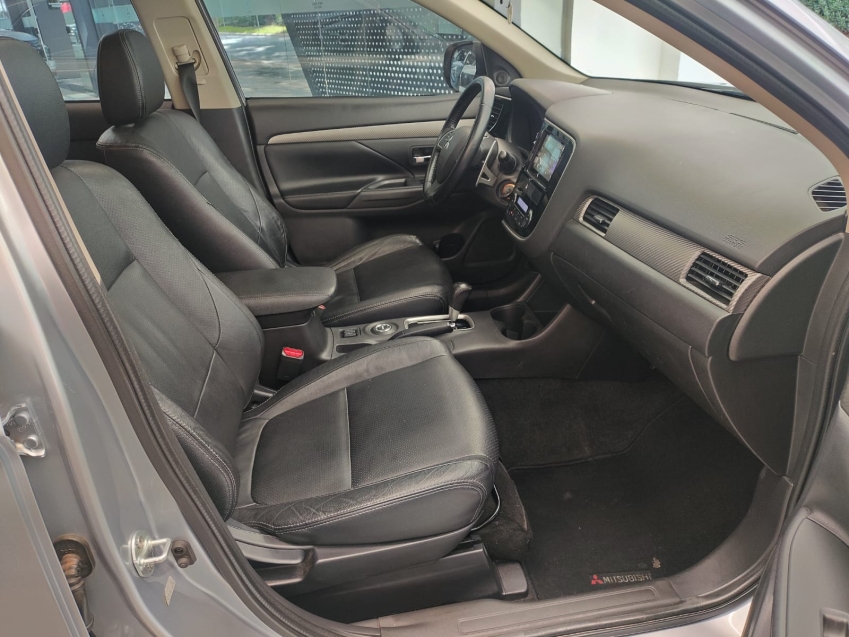 Mitsubishi-OUTLANDER-3.0 GT 4X4 V6 24V GASOLINA 4P AUTOMÁTICO