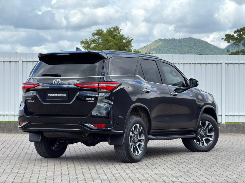 Toyota-HILUX SW4-2.8 D-4D TURBO DIESEL SRX PLATINUM 7L 4X4 AUTOMÁTICO