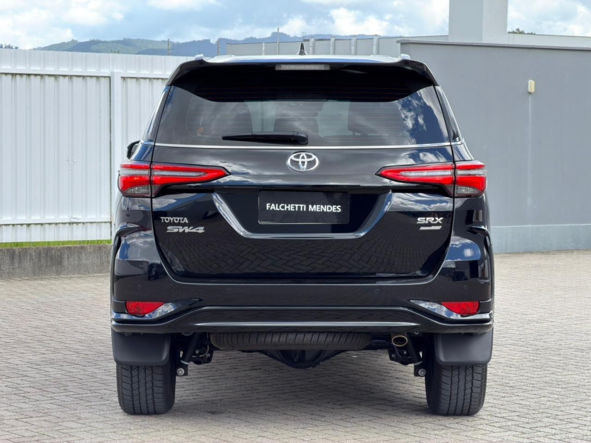 Toyota-HILUX SW4-2.8 D-4D TURBO DIESEL SRX PLATINUM 7L 4X4 AUTOMÁTICO