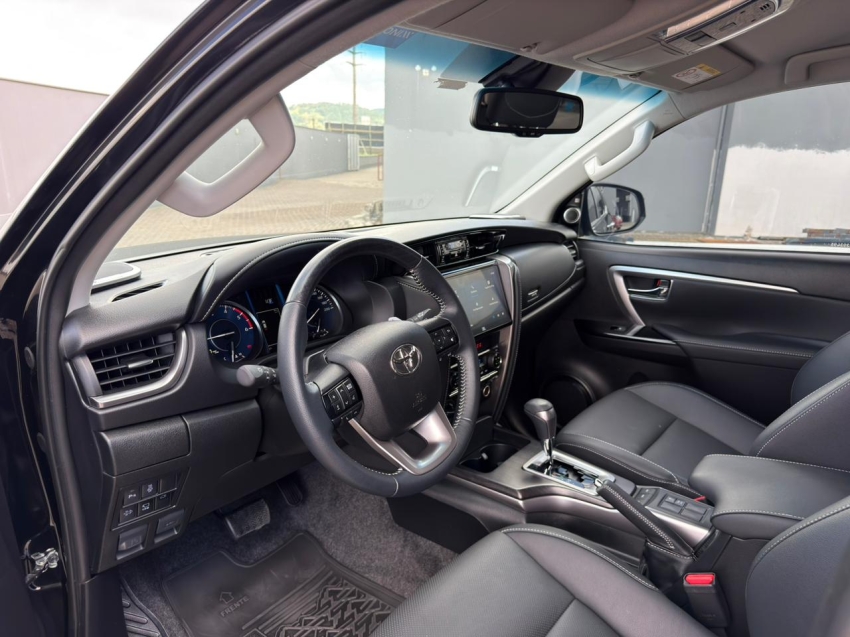 Toyota-HILUX SW4-2.8 D-4D TURBO DIESEL SRX PLATINUM 7L 4X4 AUTOMÁTICO