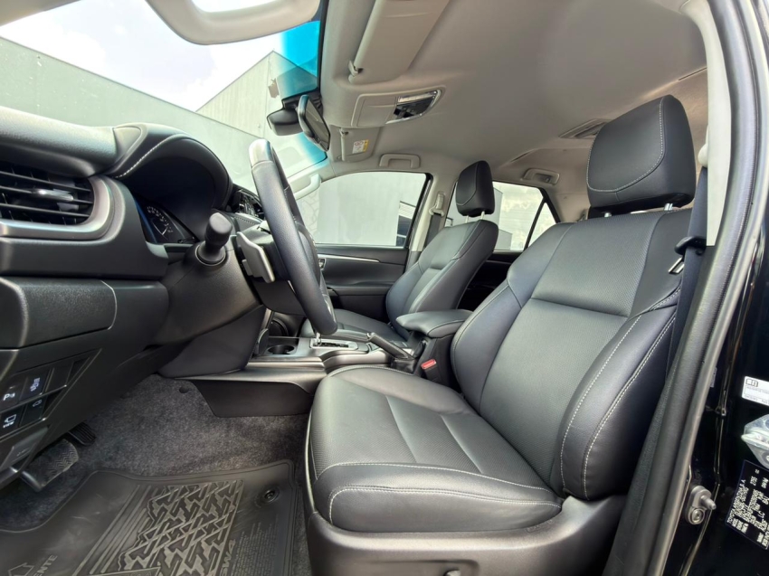 Toyota-HILUX SW4-2.8 D-4D TURBO DIESEL SRX PLATINUM 7L 4X4 AUTOMÁTICO