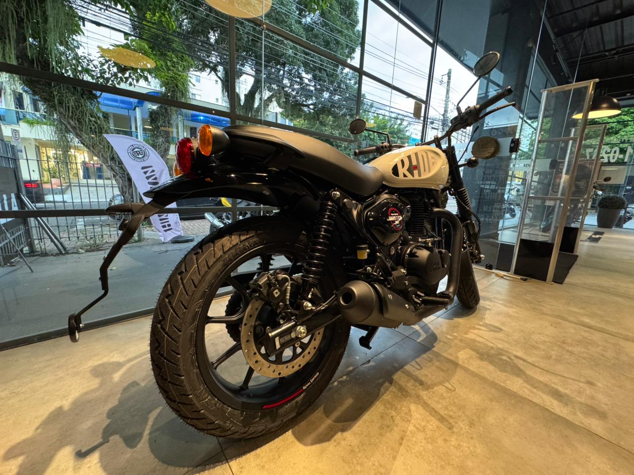 Royal Enfield-Hunter 350-HUNTER 350 DAPPER WHITE