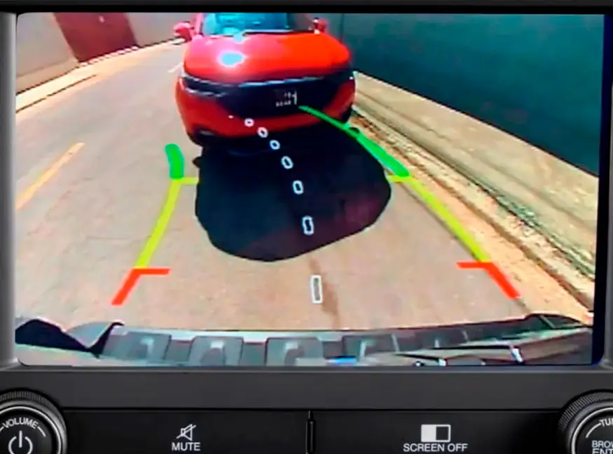 Câmera de ré e sensor de estacionamento