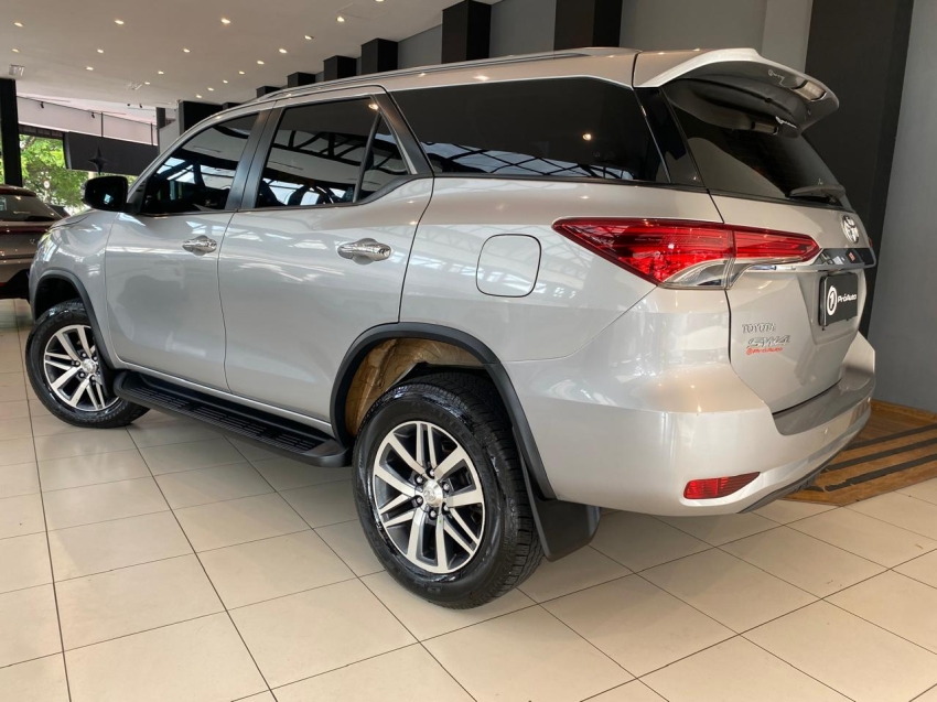 Toyota-HILUX SW4-2.7 SR 4X2 16V FLEX 4P AUTOMÁTICO