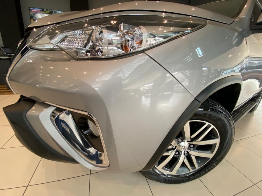 Toyota-HILUX SW4-2.7 SR 4X2 16V FLEX 4P AUTOMÁTICO