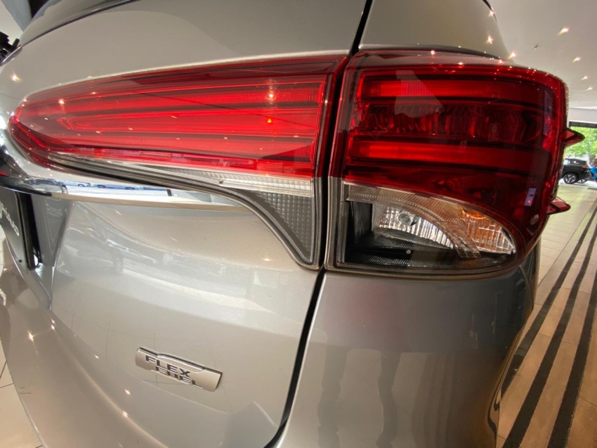 Toyota-HILUX SW4-2.7 SR 4X2 16V FLEX 4P AUTOMÁTICO