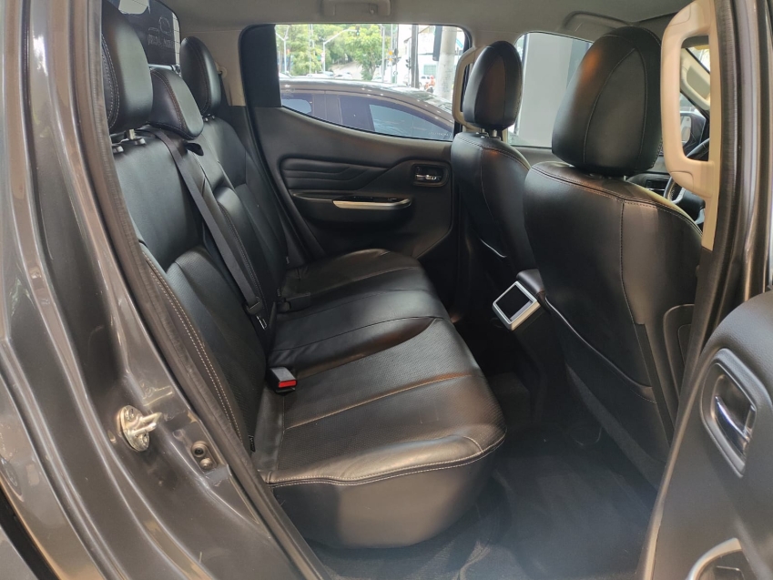 Mitsubishi-L200 TRITON-2.4 16V TURBO DIESEL SPORT HPE-S CD 4P 4X4 AUTOMÁTICO