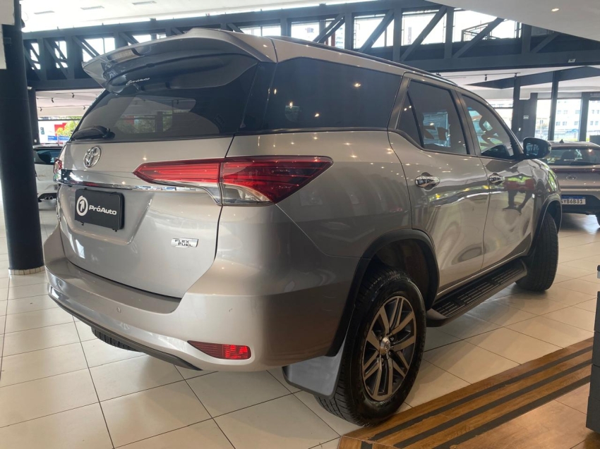 Toyota-HILUX SW4-2.7 SR 4X2 16V FLEX 4P AUTOMÁTICO