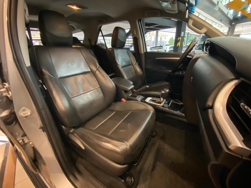 Toyota-HILUX SW4-2.7 SR 4X2 16V FLEX 4P AUTOMÁTICO