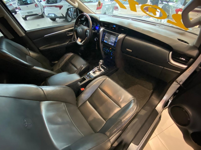 Toyota-HILUX SW4-2.7 SR 4X2 16V FLEX 4P AUTOMÁTICO