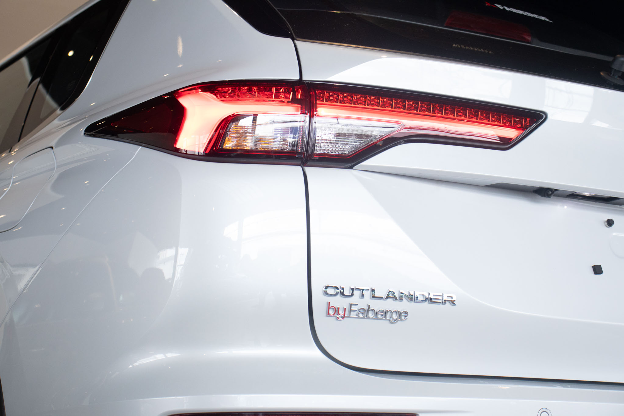 Mitsubishi-OUTLANDER-OUTLANDER HPE-S 2.4 4x4 Aut (Híbrido)