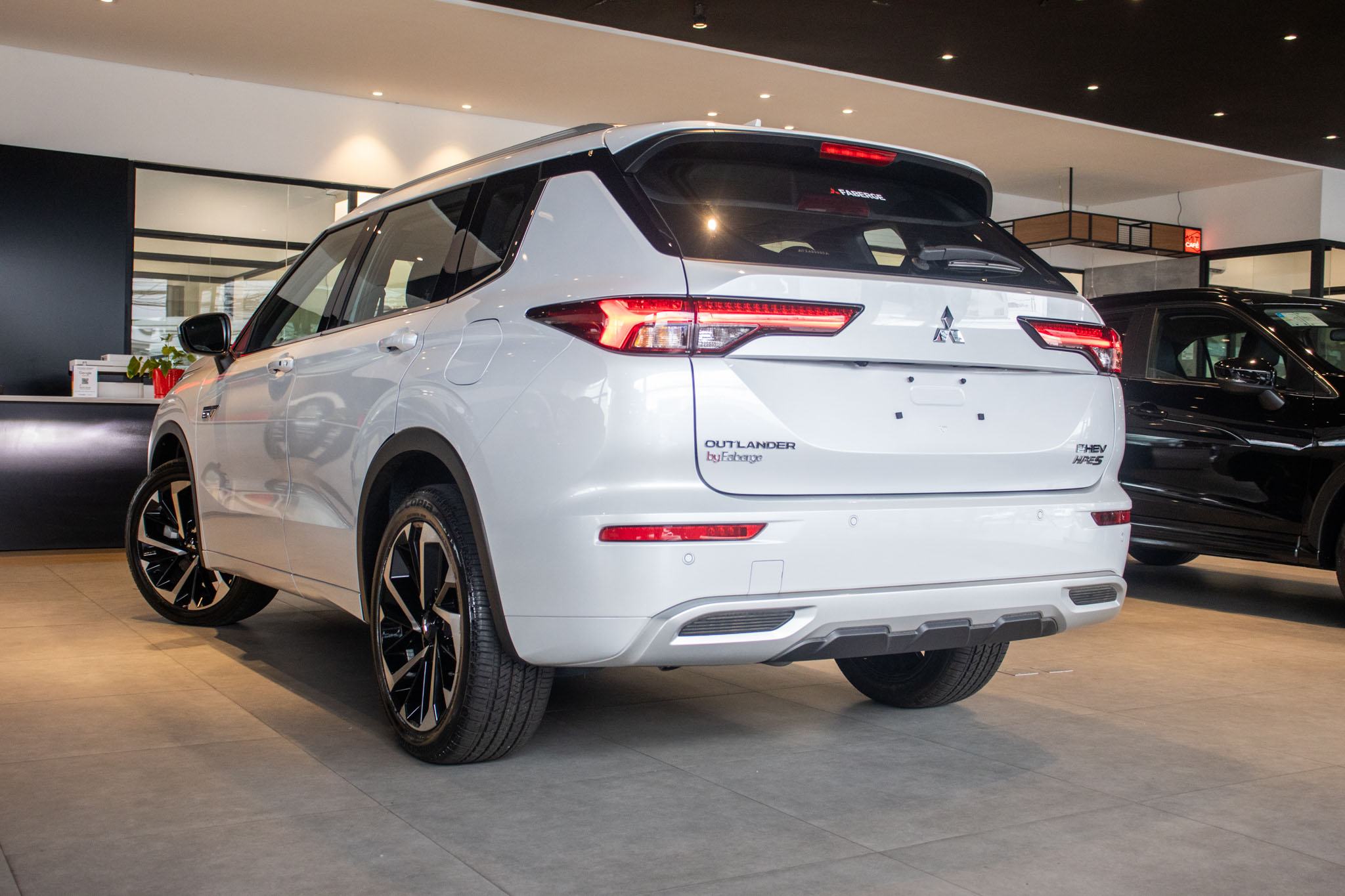 Mitsubishi-OUTLANDER-OUTLANDER HPE-S 2.4 4x4 Aut (Híbrido)