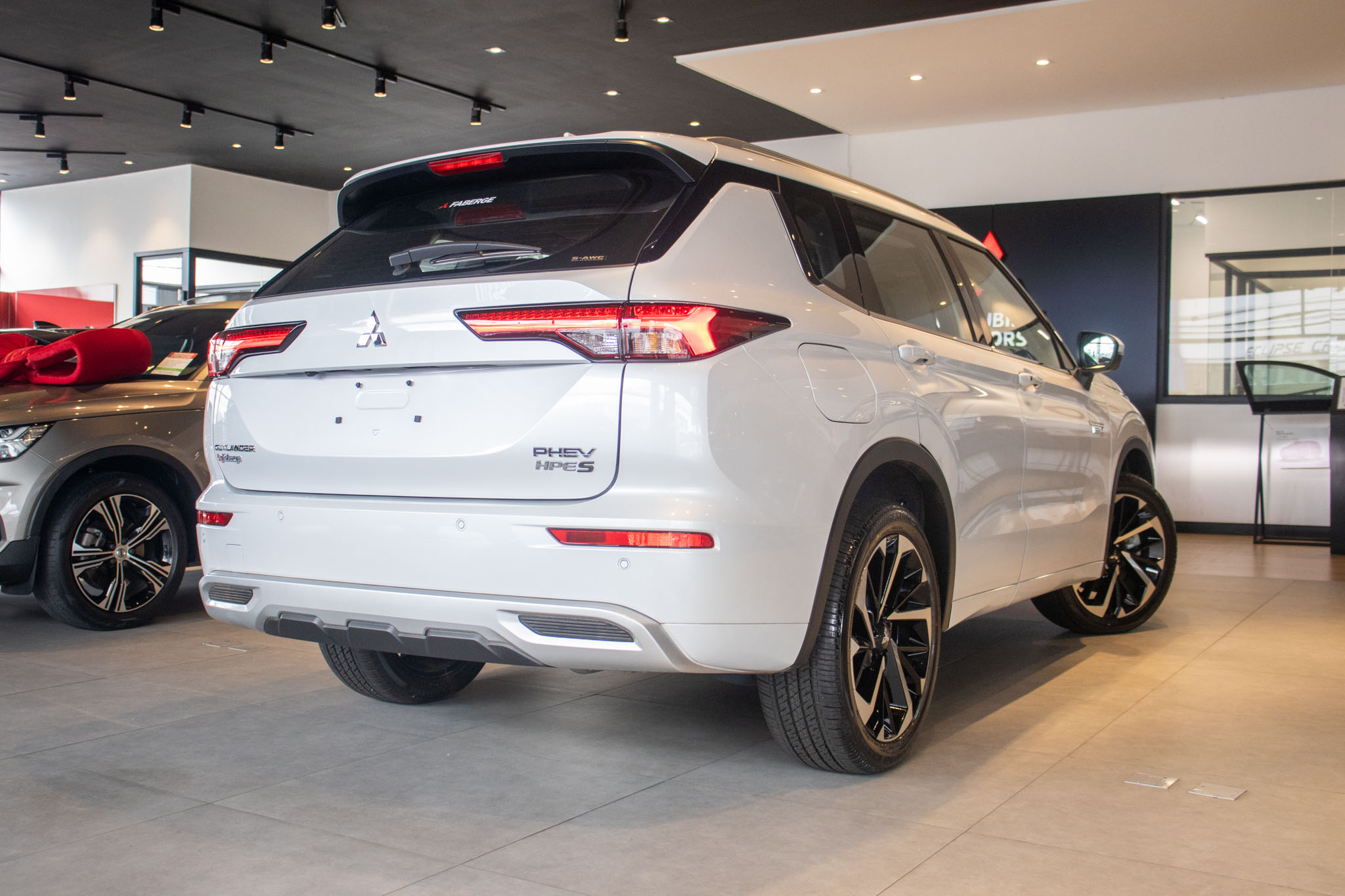 Mitsubishi-OUTLANDER-OUTLANDER HPE-S 2.4 4x4 Aut (Híbrido)