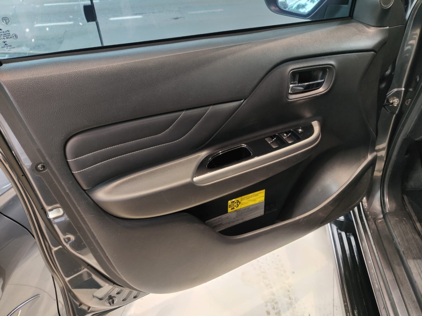 Mitsubishi-L200 TRITON-2.4 16V TURBO DIESEL SPORT HPE-S CD 4P 4X4 AUTOMÁTICO