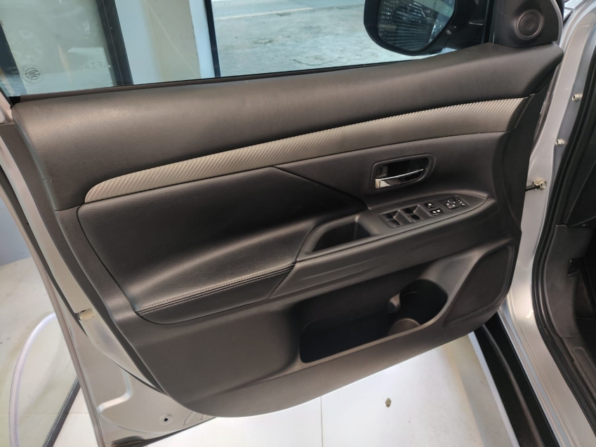 Mitsubishi-OUTLANDER-3.0 GT 4X4 V6 24V GASOLINA 4P AUTOMÁTICO