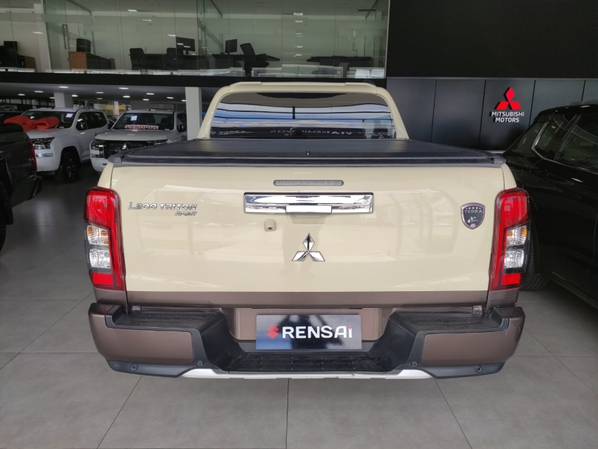 Mitsubishi-L200 TRITON-2.4 16V TURBO DIESEL SPORT HPE-S TERRA CD 4P 4X4 AUTOMÁTICO