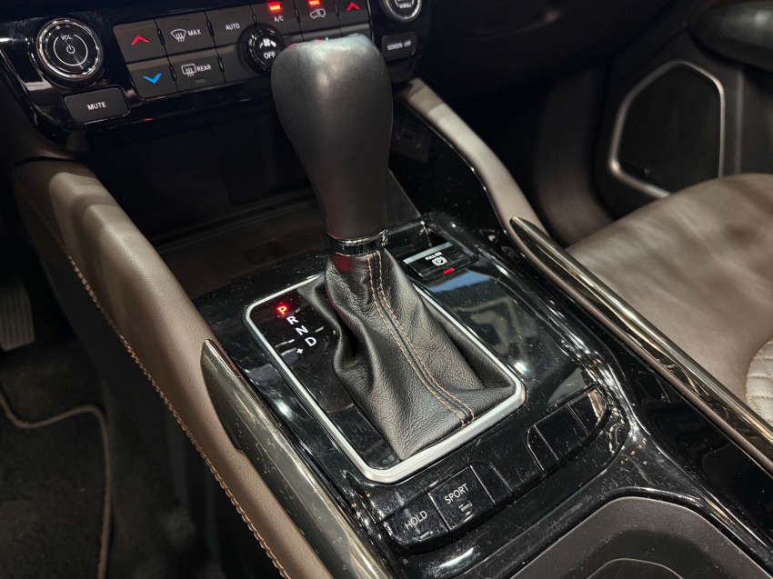 Jeep-COMMANDER-1.3 T270 TURBO FLEX OVERLAND AT6