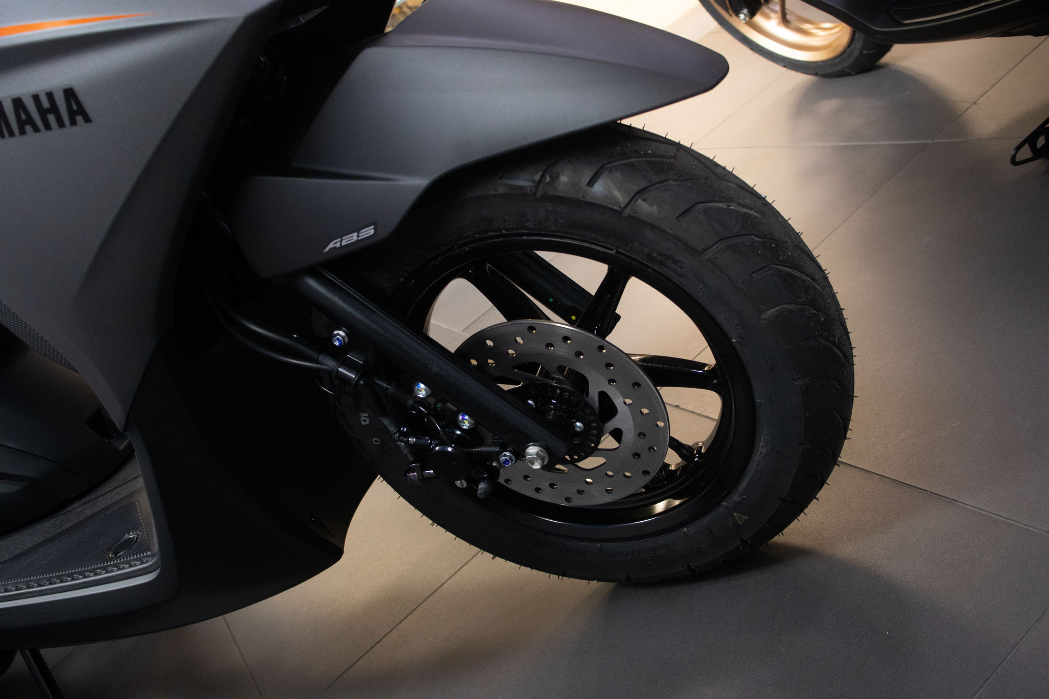 YAMAHA-FLUO-FLUO 125 CONNECTED (Híbrido)