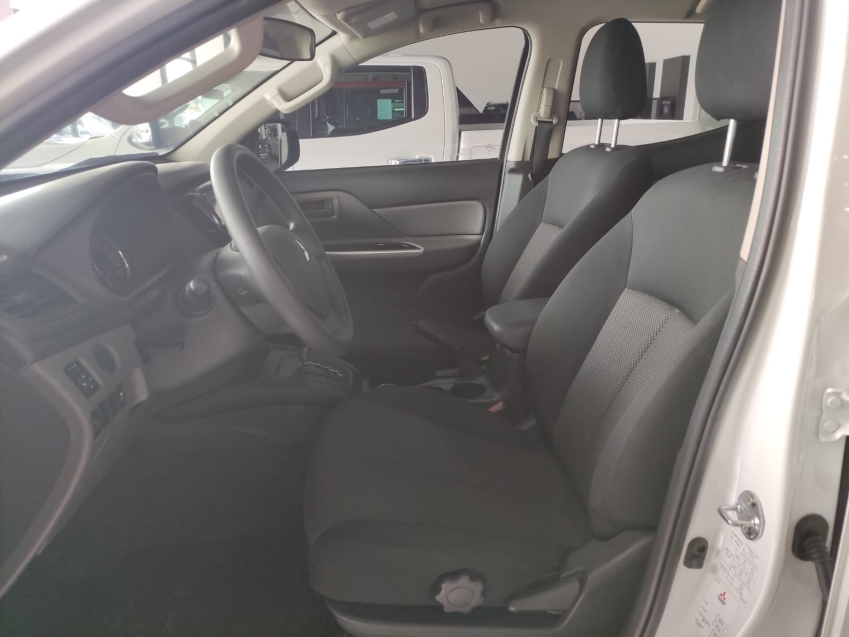 Mitsubishi-L200 TRITON-2.4 16V TURBO DIESEL SPORT OUTDOOR GLS CD 4P 4X4 AUTOMÁTICO