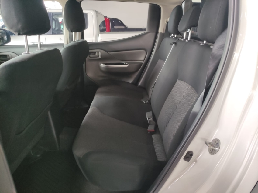 Mitsubishi-L200 TRITON-2.4 16V TURBO DIESEL SPORT OUTDOOR GLS CD 4P 4X4 AUTOMÁTICO